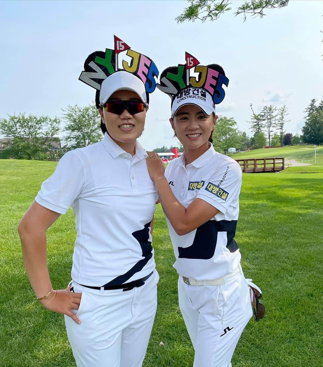 チェ・ナヨンのインスタグラム：「첫날끝!! 재밌게 쳤으니 내일도 신나게 재밌게 하고 오자!! @j.lee5  Team NY FIVE - O @dowglbi  @jlindebergsport #allwhite #teamjljl #머리띠는#팬분들의정성🙏🏻」