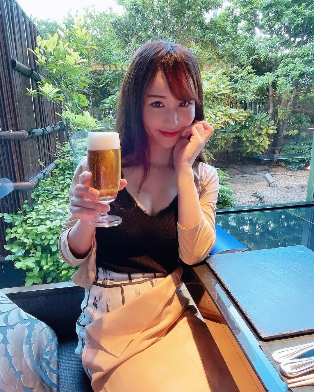 橘芹那のインスタグラム：「#新宿グルメ #新宿ディナー #鉄板焼き   京王プラザホテル•本館7階 #鉄板焼きやまなみ 🐮💓  黒毛和牛もお野菜も美味しかった🤤 ガーリックライスもペロリと🥴💓  日本庭園見えるカウンター席で 緑に癒された🌳🍃  #肉スタグラム #肉スタグラマー #黒毛和牛 #ステーキ #ガーリックライス #コース料理 #贅沢ディナー #贅沢な時間 #インスタ映え #豪華絢爛 #お肉と美女 #お肉とビール #飲みスタグラム #東京カレンダー #食べログ高評価 #また行きたいお店 #いいね #いいね返し #おすすめ #instagood #instadinner #japanesefood #niku #teppanyaki」
