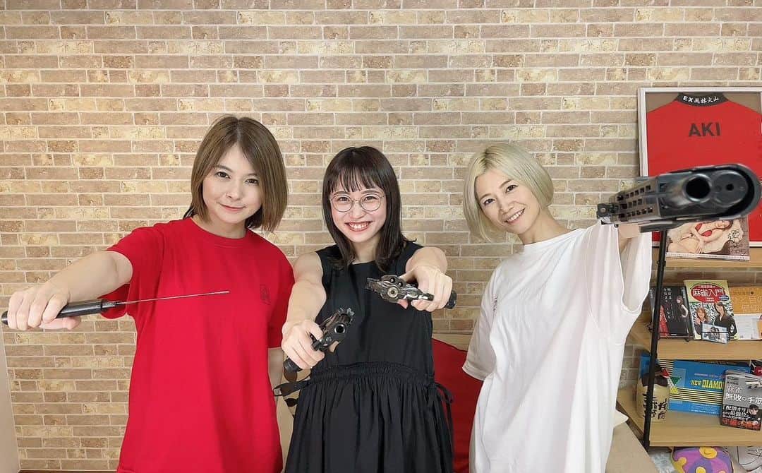 丸山奏子のインスタグラム：「昨日はるみあきchanねるご試聴ありがとうございました❗️  武器持つとテンション上がります☺️💕 るみあきさんとおしゃべりとっても楽しかったです♪ ニカイダーの皆様も面白くてあっという間でした😳✨  また遊びに来てねーって言ってもらったのでまた遊び行きます🙋‍♀️❣️」