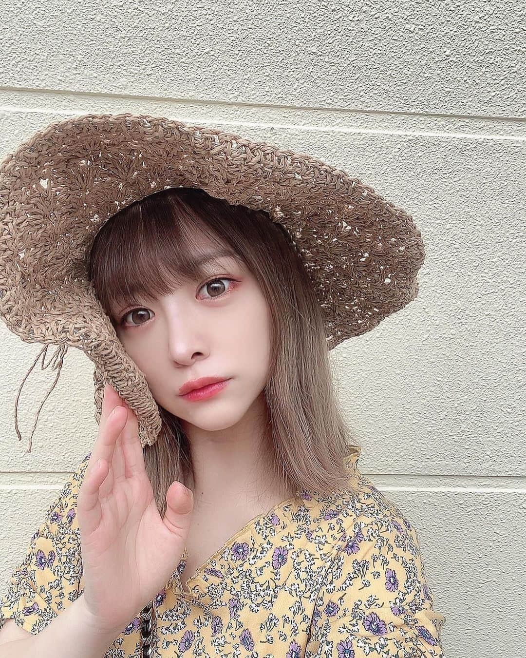 平松可奈子さんのインスタグラム写真 - (平松可奈子Instagram)「お気に入りの夏ワンピース🌻 麦わら帽子と合わせると可愛い👒 私のブランドです↓↓ @chouette_latte  checkしてみてね❤︎ 展示会の予約枠が残りわずかと なりましたのでぜひ。 入場特典やフォトブースが ありますよ(ᐡɞ̴̶̷ ·̮ ɞ̴̶̷ᐡ) . #シュエラテ #夏ワンピース #花柄ワンピース　#麦わら帽子　 #ストローハット  #コーラルメイク」7月15日 11時58分 - 11kanaco14