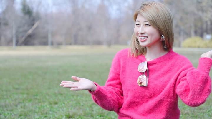 吉田ちかのインスタグラム：「Hey guys! Hope your guys had a a chance to watch my last video! I had my bilingual friends Allie @xsnw and Meg @megigarashi join me for a discussion on how speaking two languages affects the way we think and express ourselves!   先日アップした「バイリンガルの頭の中」の動画ご覧になって頂けましたか？😊  バイリンガルの人って何語で夢を見るの？何語で考えるの？英語を話す時なんで声が低くなるの？言葉で性格変わらない？などよく聞かれる質問について、仲の良いバイリンガル友達、アリー @xsnw とメグ @megigarashi と話してみました！  A huge thanks to @xsnw & @megigarashi for a fun discussion!!」