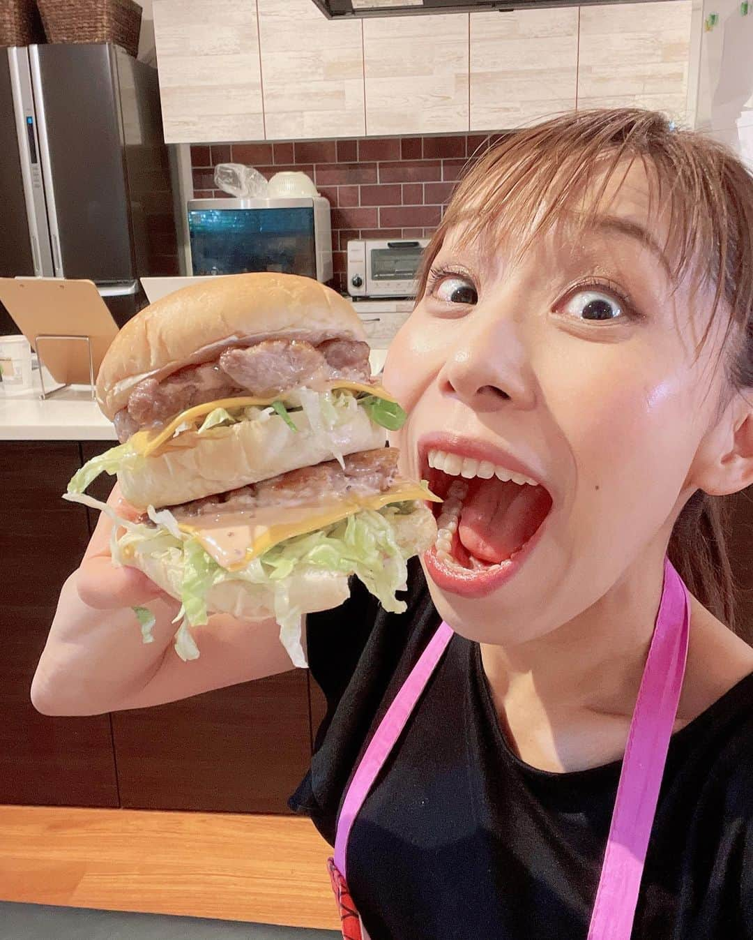 みきママさんのインスタグラム写真 - (みきママInstagram)「【10分でビッグマックです！！】  豚こまに片栗粉をまぶして焼いて、バンズにはさんだら、10分でビッグマックの完成〜‼️  夏はハンバーグは豚こまでいいな。冬になったらひき肉でこねよう。  手作り豚こまハンバーグのビッグマック、めちゃんこ美味し〜‼️片栗粉で肉汁を閉じ込めてるからやわか〜い‼️お弁当にもいい👍👍👍  子供達にも作ってあげよう😆😆😆  #みきママ　#ビッグマック　#豚こま　#ハンバーグ」7月15日 12時48分 - mikimama_official