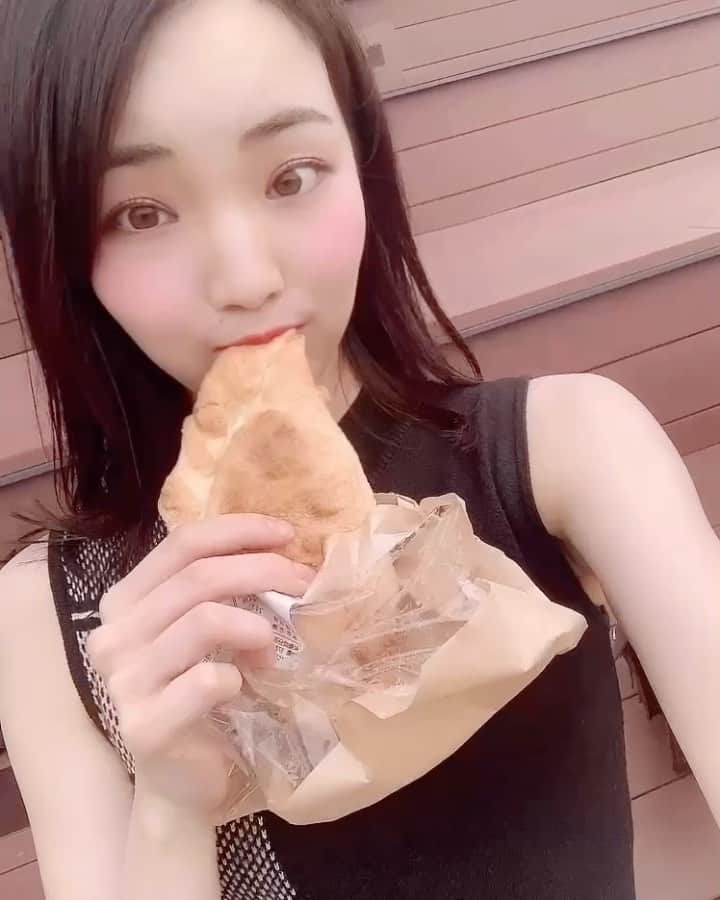 円谷優希のインスタグラム：「お気に入りのパン🌭 海老と茸のアヒージョパン♡  #パン #biocebon #ビオセボン  #海老と茸のアヒージョ  #美味しい #お気に入りのパン  #噛み切れなくて  #最終的にちぎってる  #本当は可愛く #かぷってやりたかった  #パンは全然固くない」