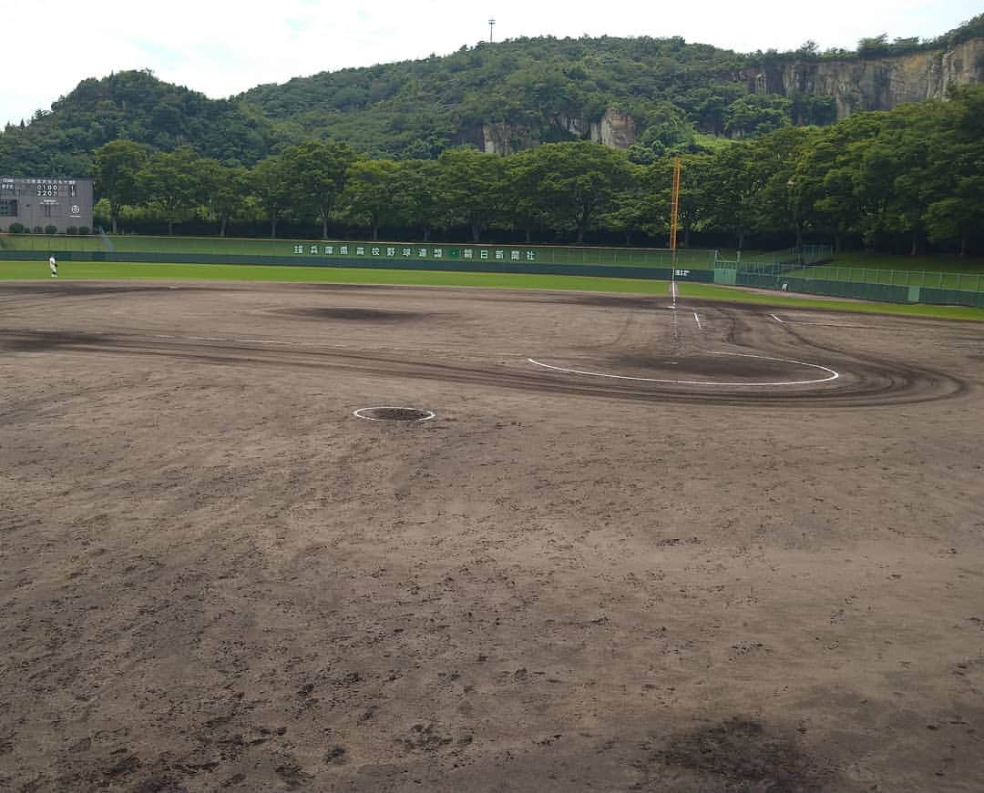 神戸佑輔のインスタグラム：「今年も高校野球の実況、兵庫県大会。 高校野球中継に携わられる方はみんな爽やかで優しい方が多いです。 グラウンドの部員の毅然とした空気感がそんな雰囲気にしてくれるのかも。 社高校は今年も強かったです。  #高校野球」