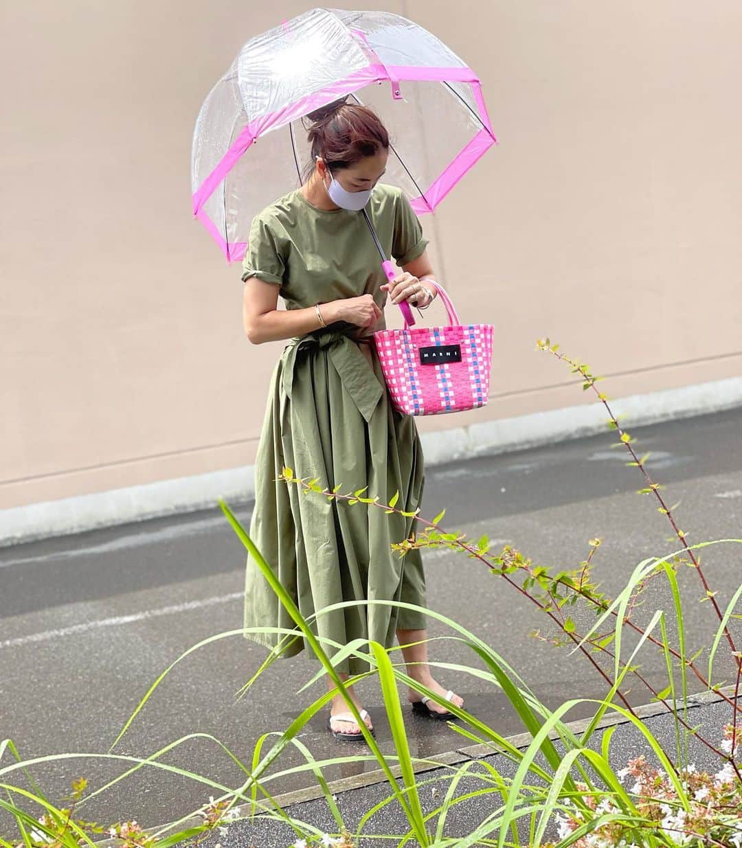 鈴木六夏さんのインスタグラム写真 - (鈴木六夏Instagram)「梅雨明け目前、の雨の日に EVERYDAY DRESS を堪能。  これからあっつーーーくなったら こんな風に袖を少し折り返して着るのも いいな、と発見しました！たまたま合っちゃってた😀のピンク小物合わせも新鮮💕 @the9shop_211   #共布ベルトはサンプルのためステッチが同色になっていますが製品は白ステッチになります☺️ #riccascloset #riccaミニマムクローゼット」7月15日 13時36分 - rikuka.62