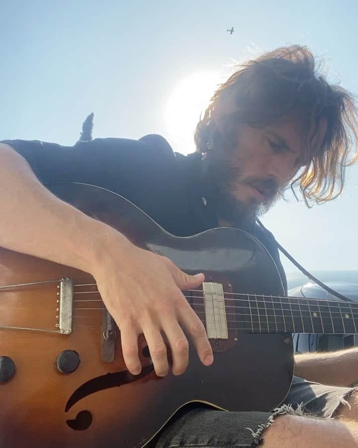 サム・クラフリンのインスタグラム：「Play, play and play some more…」