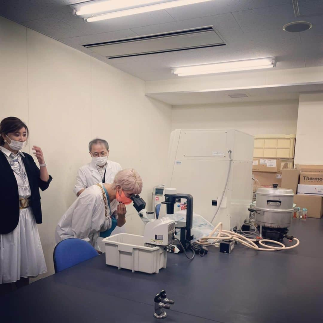 梅宮アンナさんのインスタグラム写真 - (梅宮アンナInstagram)「@lekarkacosme さんの会長の梅田英姫「あやな」さんを始め、  美容ライターの @momoko.kawakami.29 さん  @xin5803 さん  @umeda_lekarka さん と共に、福岡へ行って参りました✨  モノ作りをすると言う事の大事な工程を学ばさせて頂いております😊  @lekarkacosme さんと、  出会って、私自身美容に使う内容の価値観が変わっていきました😌😌  😌😌😌  ただ今、私、自分のブランド @anmo.official 、  アンモスキンとして、 スキンケアに関するモノを作ろうとしていまして✨✨✨ 自分が普段使っているモノ、何が必要か？  自問自答して。。  模索中です😊  普段から @lekarkacosme さんには、大変色々と教えて頂いております。  そして、全てのアイテムが、素晴らしく感動します✨  世の中  @lekarkacosme さんが大好きな方沢山いて✨  私もそのひとりでした😊  まずは、九州産業大学へ行って来ました😊  農学博士　教授の満生先生のお話を聴かせていただきました。  発酵学の研究のお話や、  アクネ菌や、クララ根エキスなどなど、  成分や、効果など。。  お勉強になりました👍  福岡紀行その1より  #九州産業大学 #微生物学  #アンチエイジング  #酵素 #化粧美容液 #シワシミたるみ  #肌の作り方  #保湿  #レカルカで出会う新しい自分  #レカルカ  #egf #tobecontinued」7月15日 15時05分 - annaumemiya