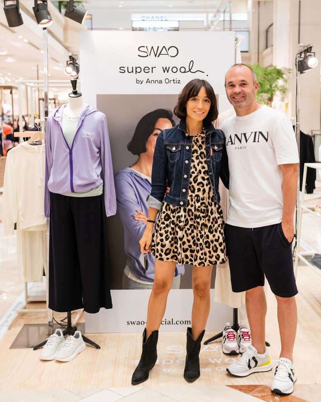 アンナ・オルティス（イニエスタの妻）のインスタグラム：「En el estreno de la pop-up store de @swaobyannaortiz & @mikakus 🤜🏻🤛🏻 Estamos aquí hasta el 20 de julio. Os esperamos! 👚😉  @swaobyannaortiz と @mikakus の期間限定ポップアップストアオープンで 🤜🏻🤛🏻 7月20日まで大丸神戸に展開します。お待ちしてます！👚😉」