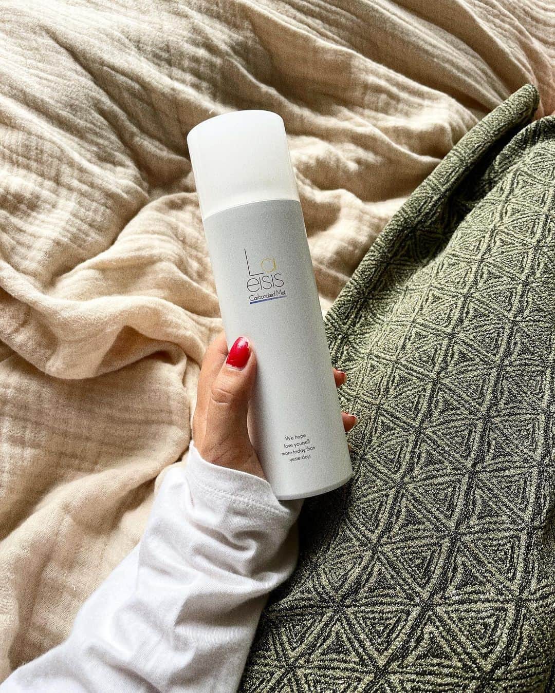 のインスタグラム：「最近のお気に入りスキンケア🤭♥︎  @laeisis.official の カーボネイテッドミスト。 炭酸ミストでめちゃめちゃ優秀で どんなスキンケアとも相性いいです🥲♡  朝起きて、乾燥してきたら、お風呂上がり どんなときでもシューっとひとふり🟦  とりあえず顔にミストして少し放置すると 寝起きとか特に顔がすっきりする感じで やみつきになってます〜⛵️  このあいだ、宮本さんにばったり お会いできてうれしかった〜〜☺️♡  #推しコスメ #スキンケア #skincare #laeisis」