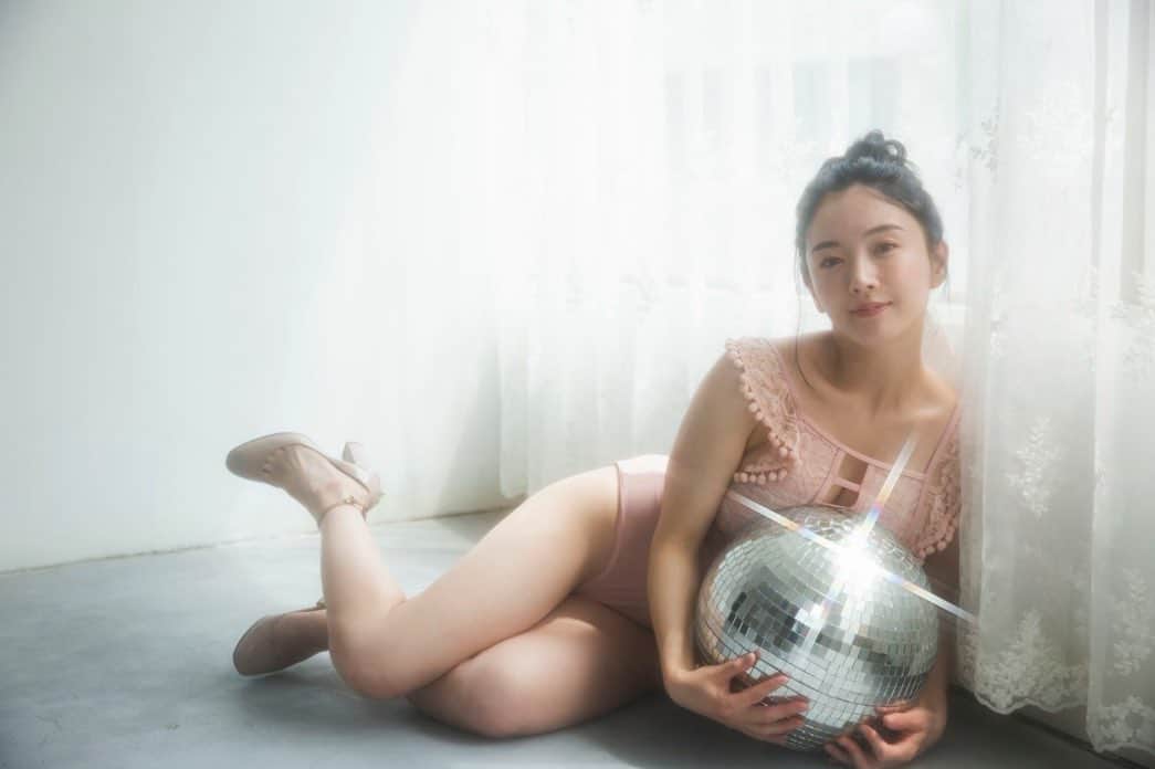 園都さんのインスタグラム写真 - (園都Instagram)「✧︎  mirror ball.  @toyoyoon  @_china.d_  #soothing #portrait  #fashion #gravure」7月15日 15時02分 - miyakosono_official