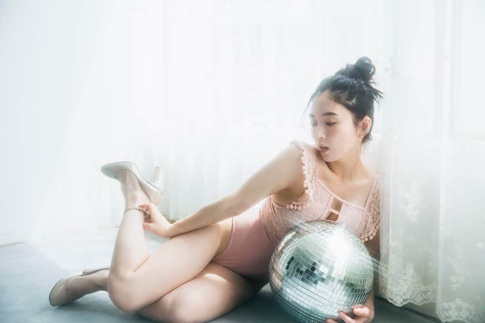 園都さんのインスタグラム写真 - (園都Instagram)「✧︎  mirror ball.  @toyoyoon  @_china.d_  #soothing #portrait  #fashion #gravure」7月15日 15時02分 - miyakosono_official