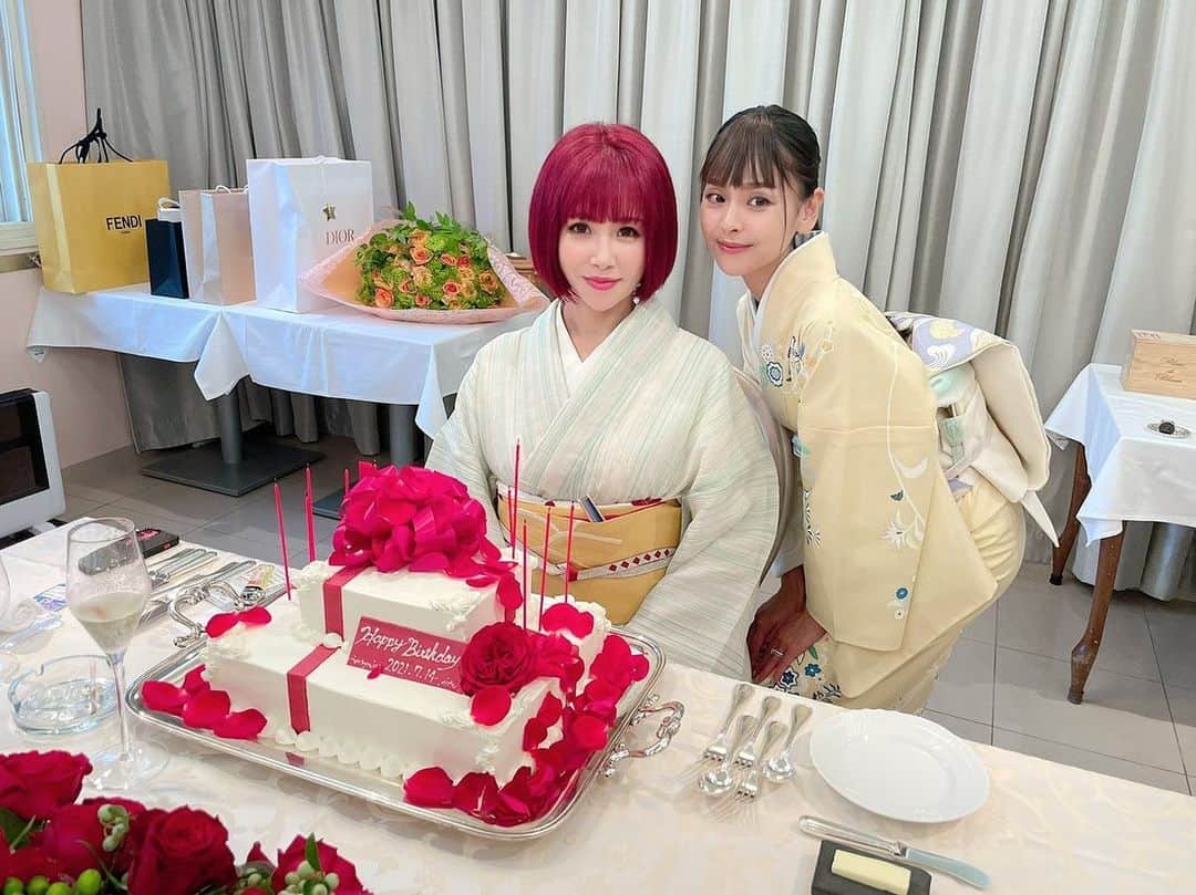 のインスタグラム：「私とviviちゃん✨ 何枚目の写真が好き？ #お誕生日  #お誕生日パーティー #着物 #六本木心中  #happybirthday  #birthdayparty」