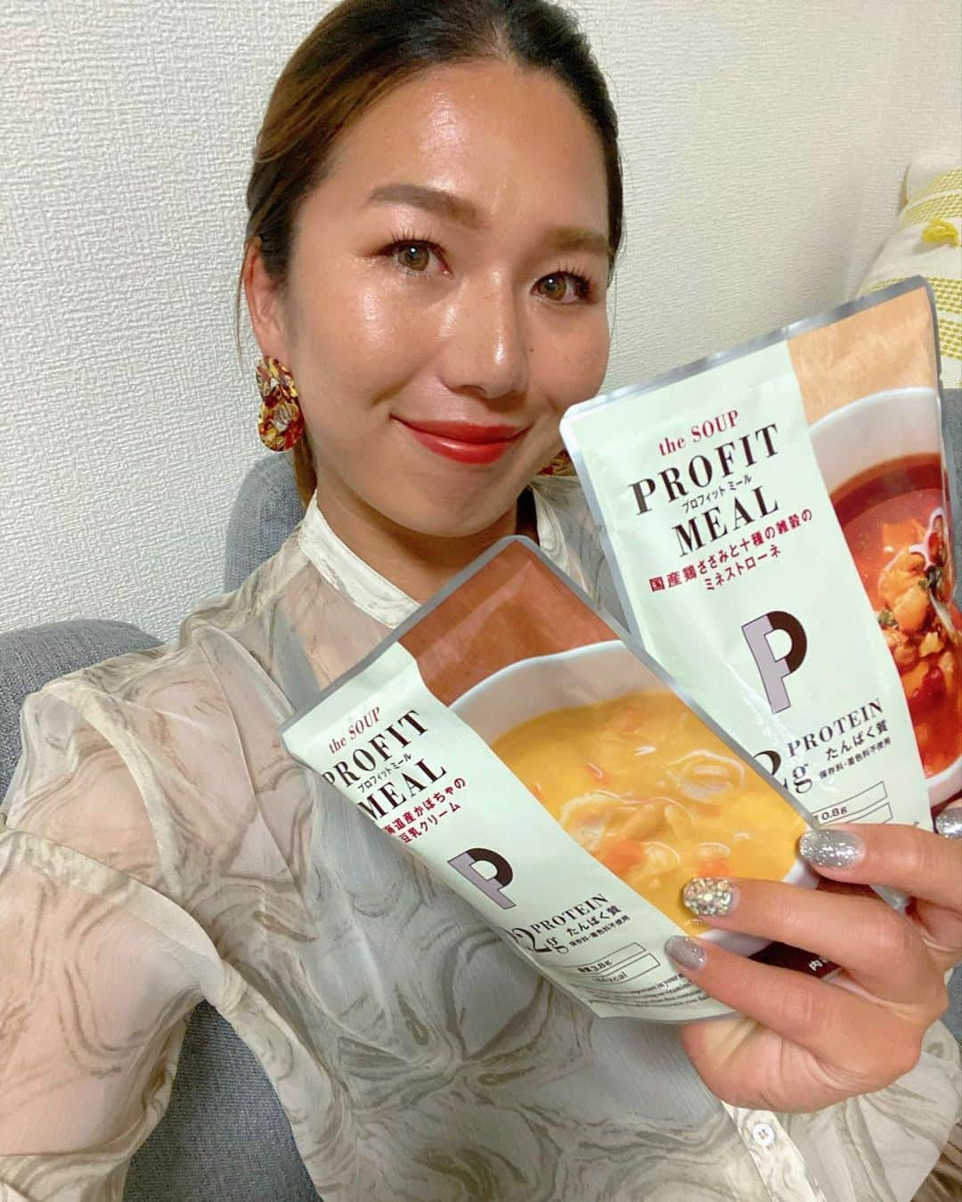 宮川紗麻亜さんのインスタグラム写真 - (宮川紗麻亜Instagram)「🌻 商品サポート頂いている、株式会社丸善様のPROFIT MEAL✨ @maruzen.profit  この商品は食べるプロテインスープです。 ✴︎国産鶏ささみと十種の雑穀のミネストローネ ✴︎北海道産かぼちゃの豆乳クリーム ✴︎北海道産マスカルポーネ仕立てのコーンポタージュ ✴︎国産鶏ささみのオニオンコンソメスープ  4種類あって、どれも美味しいんです〜😋 たんぱく質、脂質、カロリー表記もあるので分かりやすい。  わたくしが最近食べている回数が多いものと、一緒に写真を撮りました🤟 温めるだけなので、汁物はPROFIT MEALに頼り切りです。 常温保存でいいし、温めなくても食べれるので遠征に持って行けるのも良い点ですね〜！！ いつもありがとうございます☺️ #株式会社丸善 #supplier #PROFITMEAL #プロフィットミール #MEAL #soup #ミネストローネ #かぼちゃの豆乳クリーム #コーンポタージュ #オニオンコンソメスープ #たんぱく質 #protein #栄養素  #国産鶏ささみ #スポーツフード #beachvolleyball #ビーチバレー #beautyinstructor  #womanathlete  #summermiyagawa #宮川紗麻亜」7月15日 15時30分 - sunflower__summer