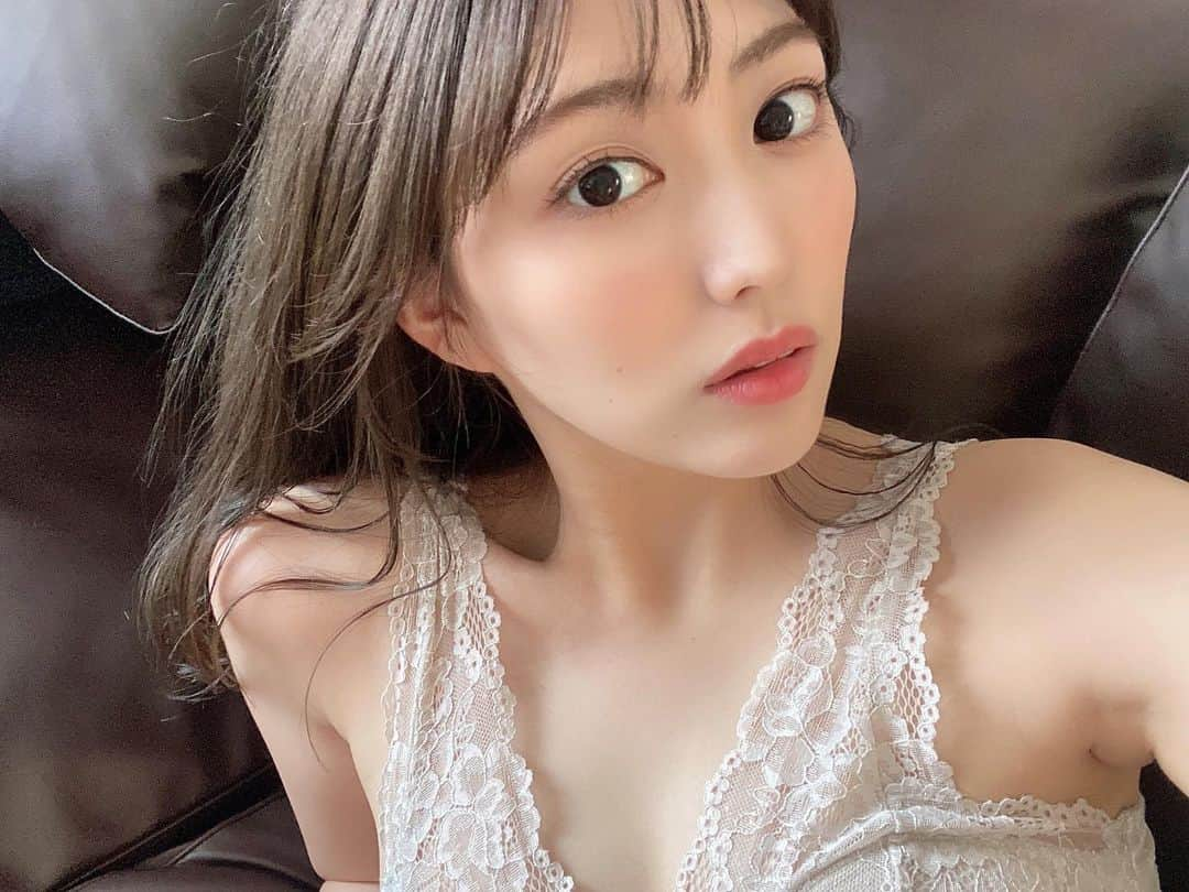 岩﨑名美さんのインスタグラム写真 - (岩﨑名美Instagram)「５分前にとってみた写真🧸 梅雨明けたみたいだけど よるごろごろいってるよね⚡️ 今日はお仕事の時間が遅いので まだソファと一体化してます…🤤🍉 ・ ・ ・ ・ #selfie  #おうちphoto」7月15日 15時52分 - nami_iwasaki