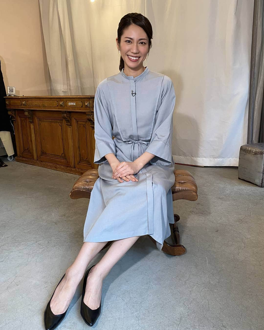 テレビ東京「ガイアの夜明け」さんのインスタグラム写真 - (テレビ東京「ガイアの夜明け」Instagram)「【ガイアの夜明け】 7月16日(金）　夜10時『新素材で作る！魔法の服と靴』  28℃で柔らかくなる特殊なプラスチック素材"ヒューモフィット”。 人肌の温度で体にぴったりフィットします。 これを使って私たちの暮らしを快適にする製品が続々誕生しています。 その一つが「履いても痛くない靴」 特に女性に多い靴のトラブル、これで解決できるでしょうか？  そして、驚きの新素材がもう一つ。 撥水、消臭は当たり前。汚れを自動できれいにするなど、 10の機能を持つハイテク繊維”カバロス”。 いま取り組んでいるのが、熱中症対策の服です。 着るだけで体温が下がるという服を開発しようというのですが・・・ どんな魔法をかけるのでしょうか？ 是非ご覧ください！  ≪ロケ≫ ワンピース#LEQUIPE #vendomeaoyama ≪スタジオ≫ スカート#INÉD #vendomeaoyama ≪取材≫ #三井化学 #クロシェ #JasminSpeaksAOYAMA #hap #COVEROSSWIZZARD」7月15日 16時07分 - gaia_no_yoake