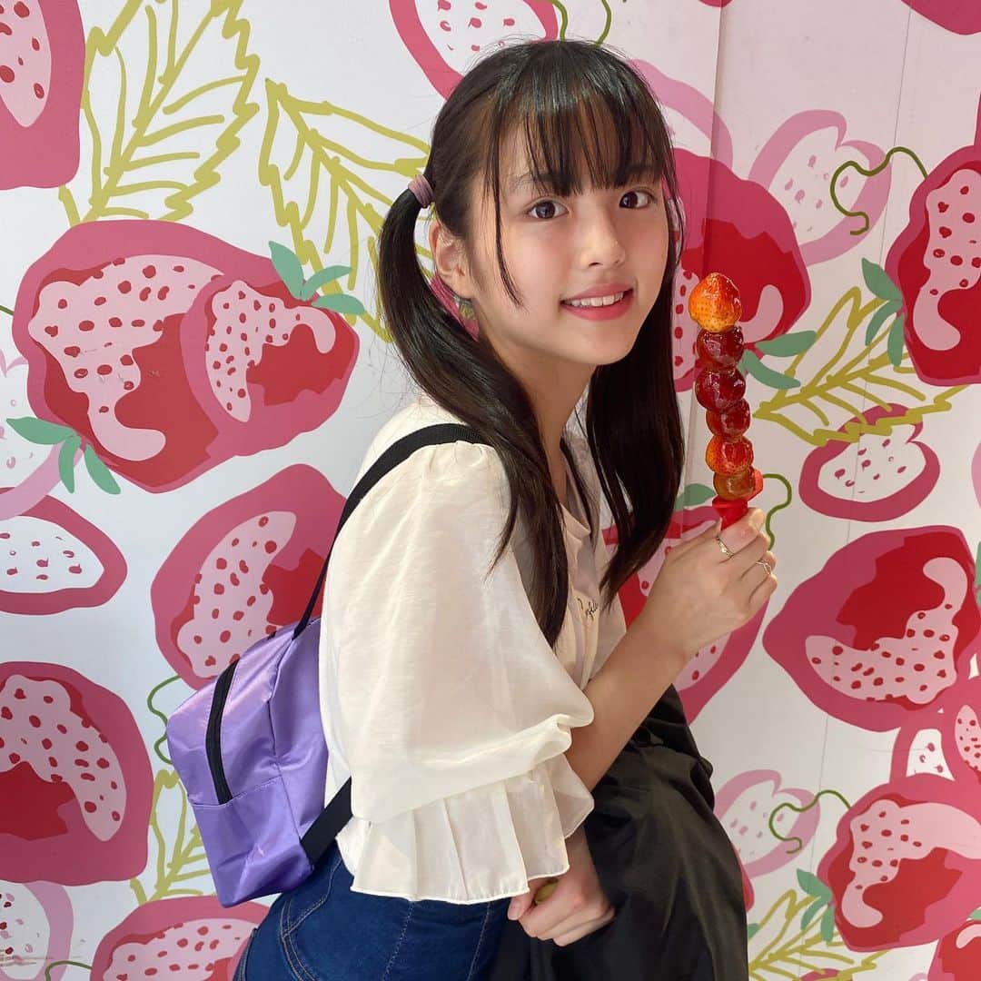 ニコ☆プチのインスタグラム：「ユウナのふろくの使い方💓 なんかおいしそうなもの食べてる…🤔🍓 . .  今月号のふろくは紫の可愛いリュック💕 ちょうどいい大きさで、ちょっとしたお出かけに便利✨  ゆうなはジーンズコーデに合わせました👖  光沢があるから、かわいい場所や背景にも映えるよ🎶  携帯やお化粧ポーチがピッタリ入るから、お出かけの時は安心っ😊  みんなもぜひ使ってね😘💕  #ニコプチ #ニコプチふろく #プチモのふろくの使い方  #ニコプチふろくのある生活  #ニコプチスクール #ふろく #竹下優名」