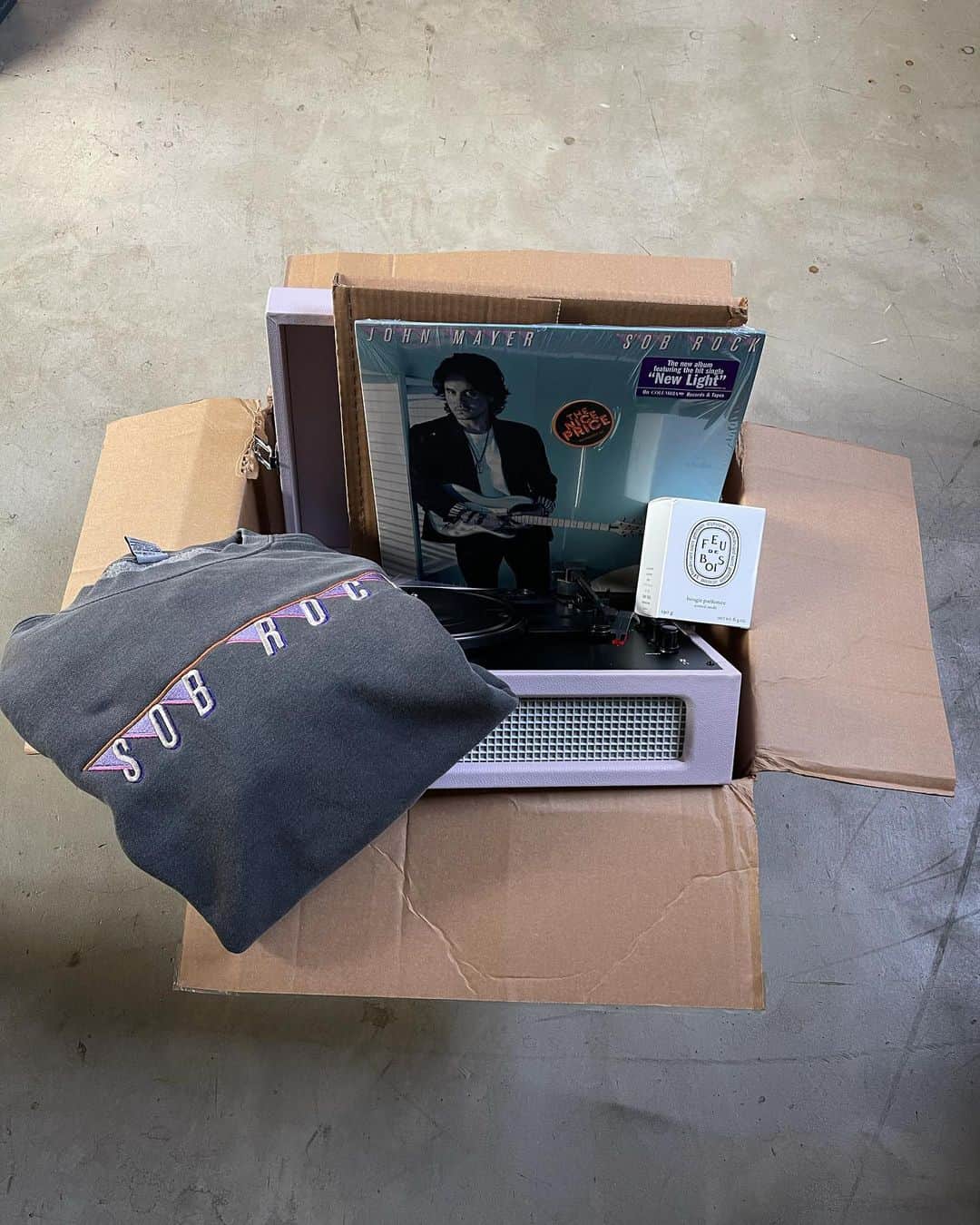 滝沢伸介さんのインスタグラム写真 - (滝沢伸介Instagram)「Congratulations!! 🎼release of the new album,  thank you for the wonderful  John Mayer box! @johnmayer  #johnmayer  #sobrock」7月15日 16時49分 - sin_takizawa