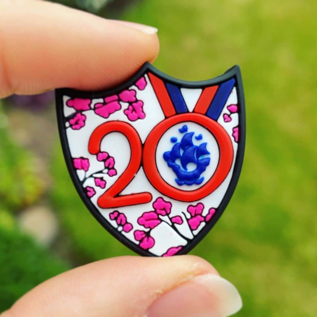 ブライオニー・ペイジさんのインスタグラム写真 - (ブライオニー・ペイジInstagram)「The pins we were given at Kitting out are so beautiful 😍 #Tokyo2020 Blue Peter Badge ➡️ Team GB Pin!」7月15日 17時02分 - bryony_page