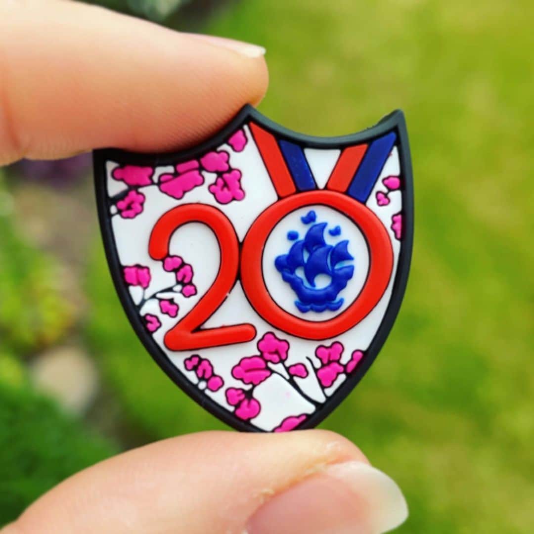 ブライオニー・ペイジのインスタグラム：「The pins we were given at Kitting out are so beautiful 😍 #Tokyo2020 Blue Peter Badge ➡️ Team GB Pin!」