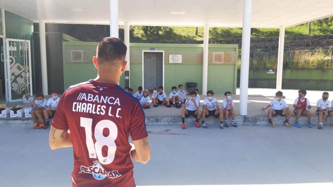 シャルレス・ジアス・ジ・オリベイラのインスタグラム：「Disfrutando del Campus de Verano @pontevedra_cf_sad .👏🤜🤛🤙😉」