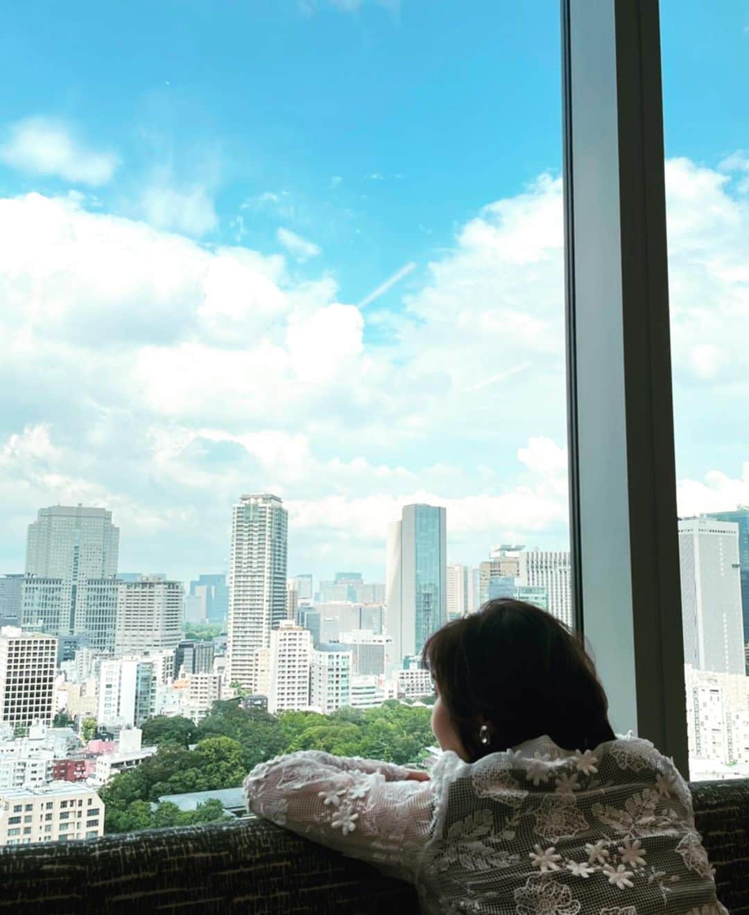 生稲晃子さんのインスタグラム写真 - (生稲晃子Instagram)「今日は 「マーシュジャパン株式会社」さんのセミナーでした🎤  乳がんを経験した自分のこと、そして、治療と仕事の両立支援についてお話させていただきました😊  途中、窓から見える六本木の空と街を眺めリラックス…😌 青い空と白い雲に、夏の到来を感じました👒  今日はユキコハナイの衣裳で、夏らしくしてみましたよ〜‼️  #マーシュジャパン株式会社  #セミナー #セミナーご参加ありがとうございました  #乳がん #治療と仕事の両立支援  #六本木 #青い空と白い雲  #夏の到来 #ユキコハナイ　@yukikohanai_archives  @yukikohanai_press  #生稲晃子」7月15日 19時15分 - akiko__ikuina