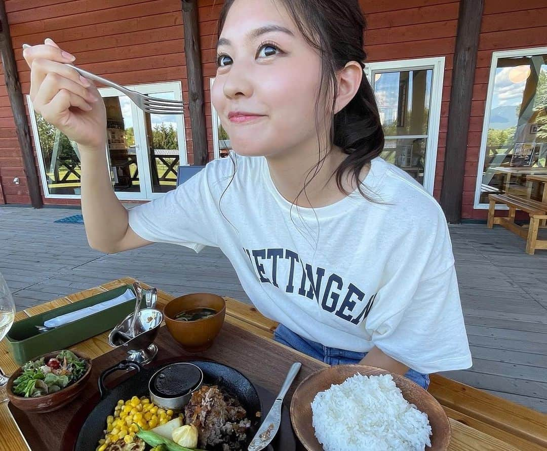 林ゆめさんのインスタグラム写真 - (林ゆめInstagram)「ハンバーグ😋 目の前にヤギさんいて ミルクとエサあげたよ🐐  地元の富良野でロケしてそのまま撮影もして 美味しいものたくさん食べてる幸せ🤍  そして毎日晴れてて最高🤗 みんなは元気ー？  #富良野 #中富良野 #ドメーヌレゾン #ハンバーグ」7月15日 19時16分 - ___yuume.18