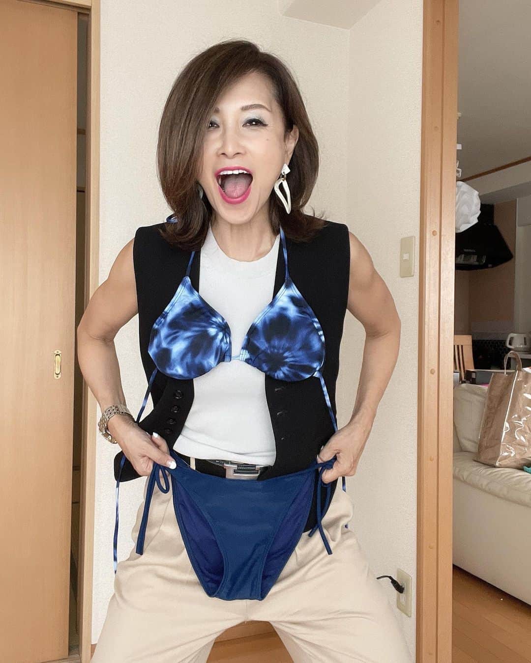 Naoko（なおこ）さんのインスタグラム写真 - (Naoko（なおこ）Instagram)「👙 👙 後ろのドアの スキマが気になる〜😩😩  意外と そんなとこあります。 わたし😶‍🌫️  バカンス 行きたひ⛱🩴👙  いつぞやの👙  安心してください。 これだけを 日本で着る勇気は ありません😂  若者よ〜 夏がきたよ☺️⛱ 今年は そろそろ楽しんで 欲しい✨  あー いろいろ、なんか うまくいかなすぎて 泣きたいけど 明るくいこっー🌈✨  がんばれ自分！ 笑っていくよ😀😀😀😀😀😀😀😀😀😀  目が笑ってないな😑 はよ筋トレ行きたい🥲 . #体調不良#仕事難航 ＃痩せ我慢  #トレーニング女子#筋トレ #筋トレ女子 #筋トレダイエット #筋トレ女子と繋がりたい #くびれたい #筋トレで痩せたい #減量 #美ボディ #アラフィフ  #アラフィフカジュアル#筋トレ日記 #筋トレ生活 #ボディメイク #50代の筋トレ #熊本 #アンチエイジング#kumamoto #Trainingmotivation #Bodybuilding#Muscletraining #fitnessmodel#training #workoutvideo #gymgirl#Housemusiclove」7月15日 19時22分 - smile_naohibi