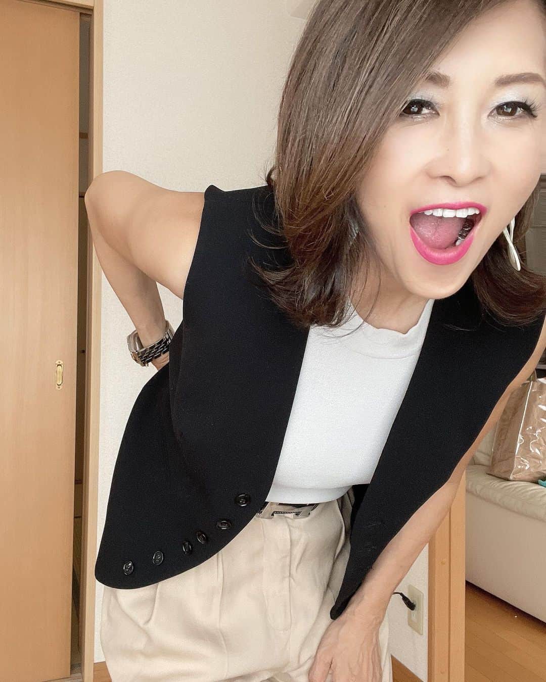 Naoko（なおこ）さんのインスタグラム写真 - (Naoko（なおこ）Instagram)「👙 👙 後ろのドアの スキマが気になる〜😩😩  意外と そんなとこあります。 わたし😶‍🌫️  バカンス 行きたひ⛱🩴👙  いつぞやの👙  安心してください。 これだけを 日本で着る勇気は ありません😂  若者よ〜 夏がきたよ☺️⛱ 今年は そろそろ楽しんで 欲しい✨  あー いろいろ、なんか うまくいかなすぎて 泣きたいけど 明るくいこっー🌈✨  がんばれ自分！ 笑っていくよ😀😀😀😀😀😀😀😀😀😀  目が笑ってないな😑 はよ筋トレ行きたい🥲 . #体調不良#仕事難航 ＃痩せ我慢  #トレーニング女子#筋トレ #筋トレ女子 #筋トレダイエット #筋トレ女子と繋がりたい #くびれたい #筋トレで痩せたい #減量 #美ボディ #アラフィフ  #アラフィフカジュアル#筋トレ日記 #筋トレ生活 #ボディメイク #50代の筋トレ #熊本 #アンチエイジング#kumamoto #Trainingmotivation #Bodybuilding#Muscletraining #fitnessmodel#training #workoutvideo #gymgirl#Housemusiclove」7月15日 19時22分 - smile_naohibi