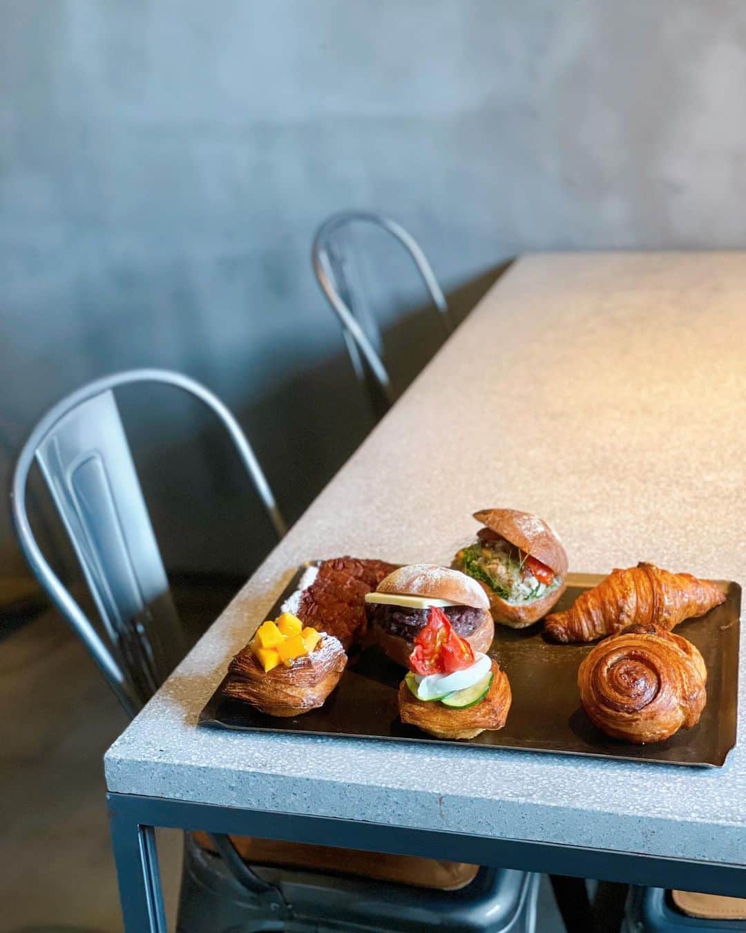 山野ゆりさんのインスタグラム写真 山野ゆりinstagram 今朝は Patisserie Asakoiwayanagi さんへ取材に行ってきました 美味しいのは勿論 美しいビジュアルに惚れ惚れ うっとり 朝から絶好調に幸せだった日 Asakoiwayanagi パフェ パン デニッシュ