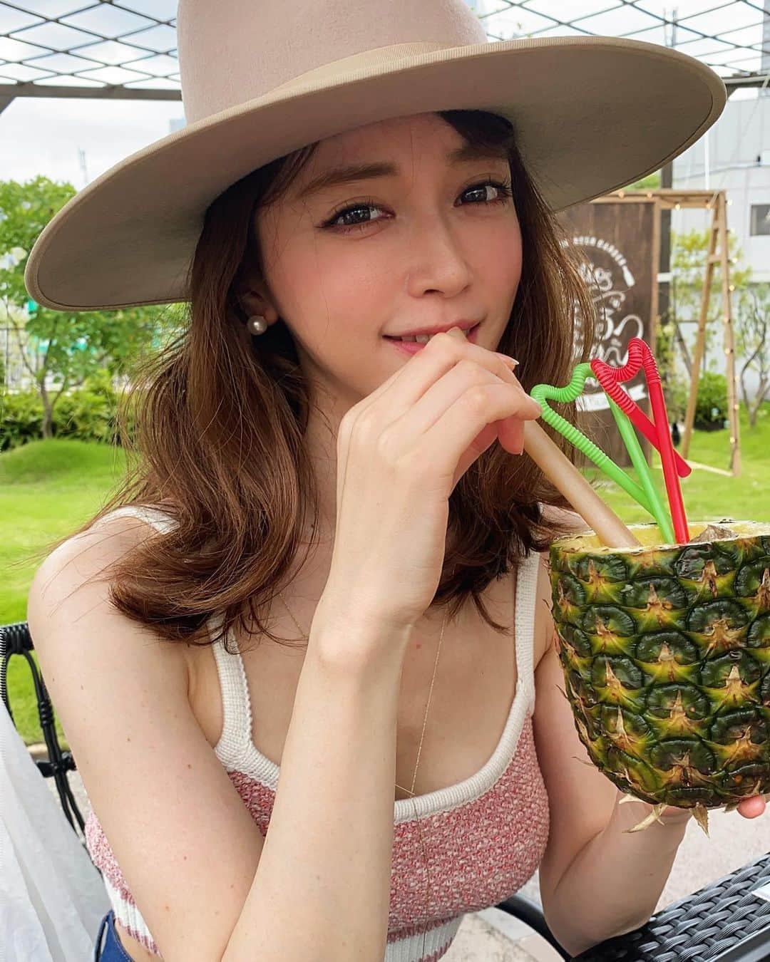 大矢真夕のインスタグラム：「Hello旅するビアガーデンにて . . . . 夜ではなくランチどきに行ったけど 暑すぎず日差しも強すぎずちょうどいい日でした☺️ . . .  . .  #BBQ #photooftheday #instadaily #beach #tokyo #girls #スニーカー女子 #スニーカー #light #sunshine #パイナップル #ビアガーデン #旅するビアガーデン #デニムコーデ #デニム  #カフェ #ハット #新宿 #shinjuku #カフェ巡り #カフェ #女子 #空 #女の子 #夏コーデ #なつ #夏 #インスタ女子  #lackofcolor」