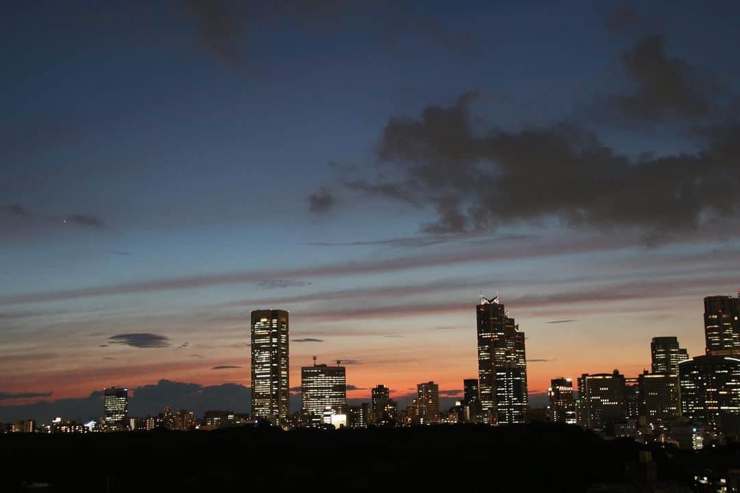 坂元美香さんのインスタグラム写真 - (坂元美香Instagram)「today's sunset 2021/07/15  西も東も空が綺麗でした☺️ そろそろ梅雨が明けるね！  #sunsetphotobymikasakamoto  #sunset #夕陽 #夕日 #夕焼け #tokyosky #やっぱり空が好き #イマソラ #CanonEOSKiss8」7月15日 19時57分 - mika_saka