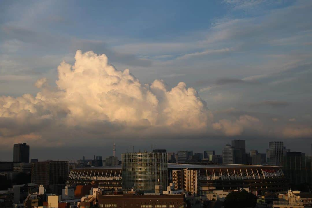 坂元美香さんのインスタグラム写真 - (坂元美香Instagram)「today's sunset 2021/07/15  西も東も空が綺麗でした☺️ そろそろ梅雨が明けるね！  #sunsetphotobymikasakamoto  #sunset #夕陽 #夕日 #夕焼け #tokyosky #やっぱり空が好き #イマソラ #CanonEOSKiss8」7月15日 19時57分 - mika_saka