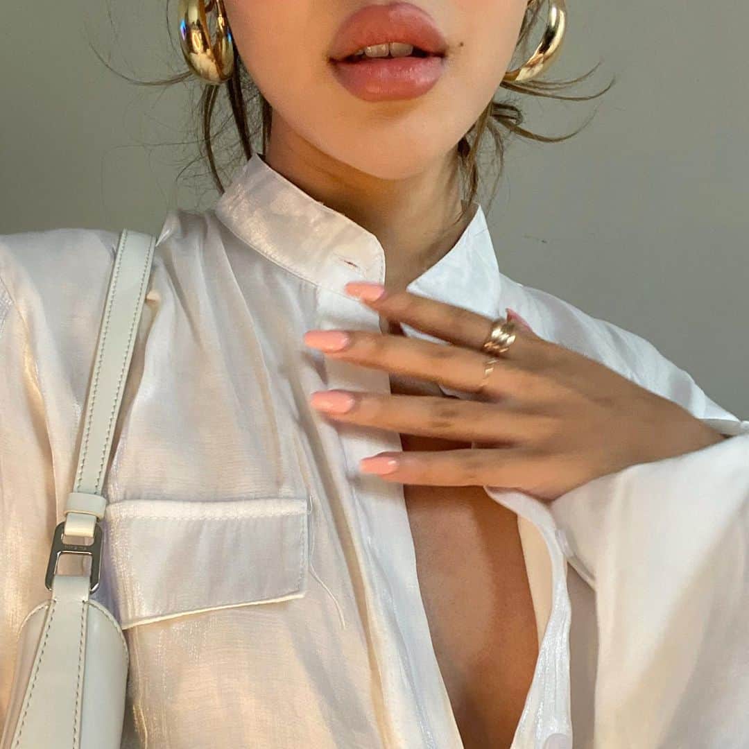 リリーマイマックのインスタグラム：「👄 what’s ur fave lip products? I usually go for matte/ semi matte for everyday/casual.. but if I want to stand out then ill opt for a glossy finish. My all time faves: @maccosmetics : taupe, mocha, down to an art, sultry move  @diormakeup : dior lip glow 012 & 001 @etudeofficial : MLBB B04  @lauramercier : lip glace in Blush  @colourpopcosmetics : brink, Sike  @ctilburymakeup : pillow talk」