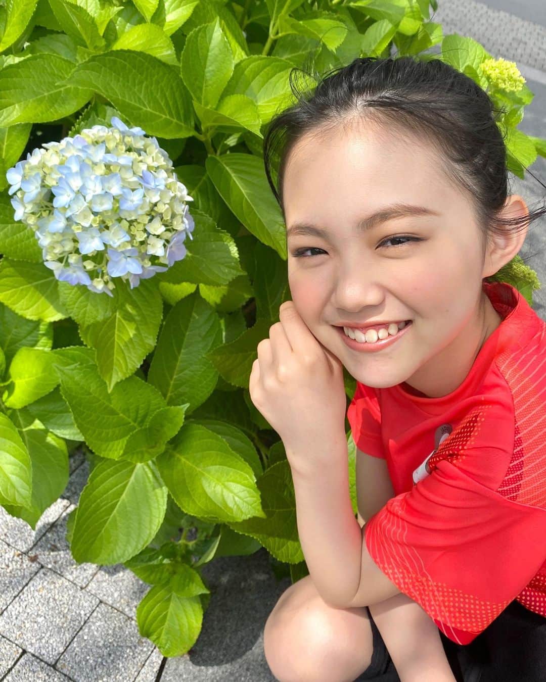 ニコ☆プチのインスタグラム：「. アジサイと、フタバ🥰🌱 . #ニコプチ #小松崎ふたば」