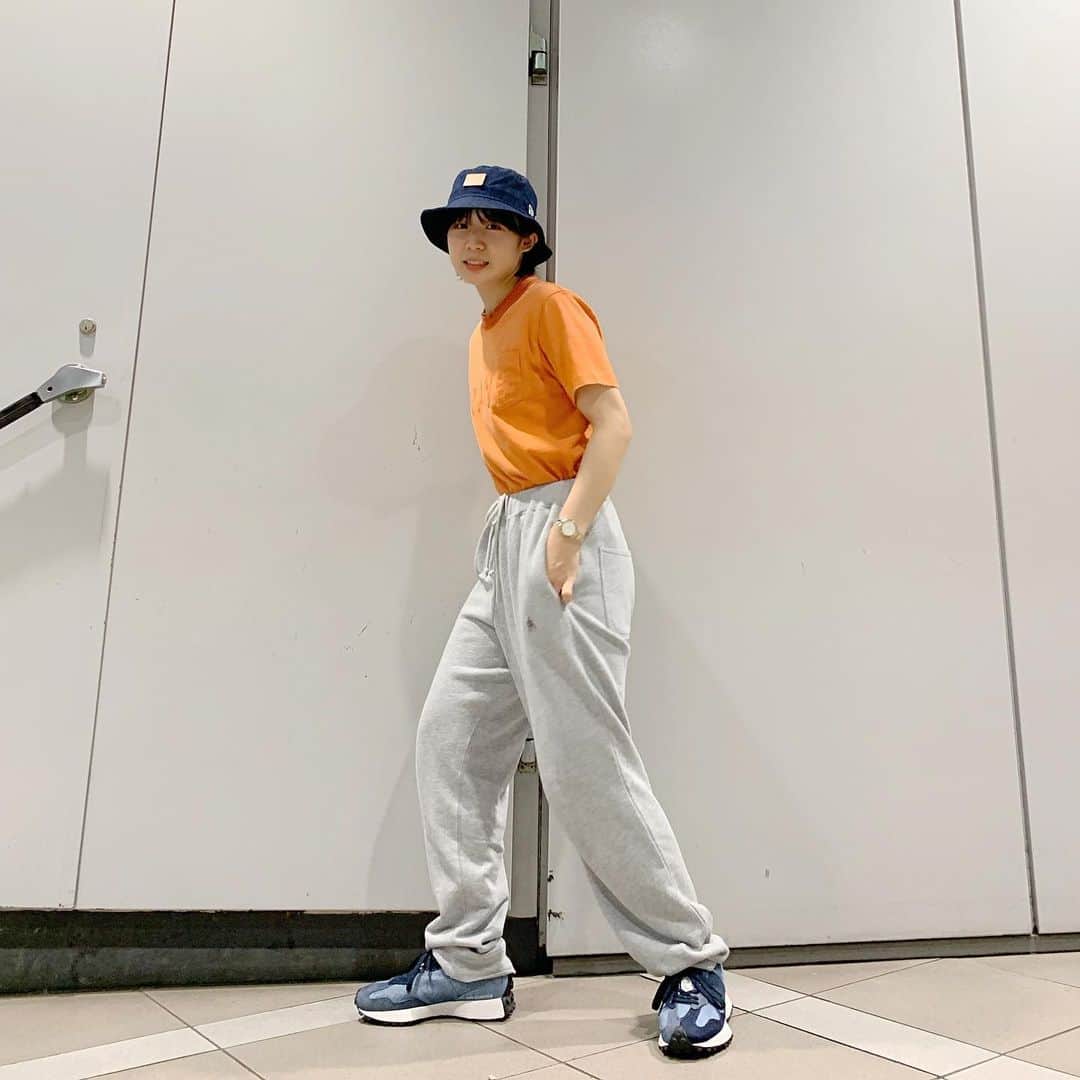 光永さんのインスタグラム写真 - (光永Instagram)「オレンジTコーデ🍊🧡ジョガーパンツがコーデに柔らかいカジュアルさと新鮮みくれるからすごい好き🥳 ㅤㅤㅤㅤㅤㅤㅤㅤㅤㅤㅤㅤ Tシャツ：#sacai ジョガーパンツ：#so_c_hu  バケハ：#NEWERA×#AITAKAHASHI スニーカー：#newbalance (#atmospink) 時計：#danielwellington  ㅤㅤㅤㅤㅤㅤㅤㅤㅤㅤㅤㅤ #ootd #outfit #outfitoftheday  #オレンジtシャツ #ジョガーパンツ #バケハ #デニムコーデ #ms327 #ボーイッシュコーデ #メンズライクコーデ」7月15日 20時16分 - hinata_official__