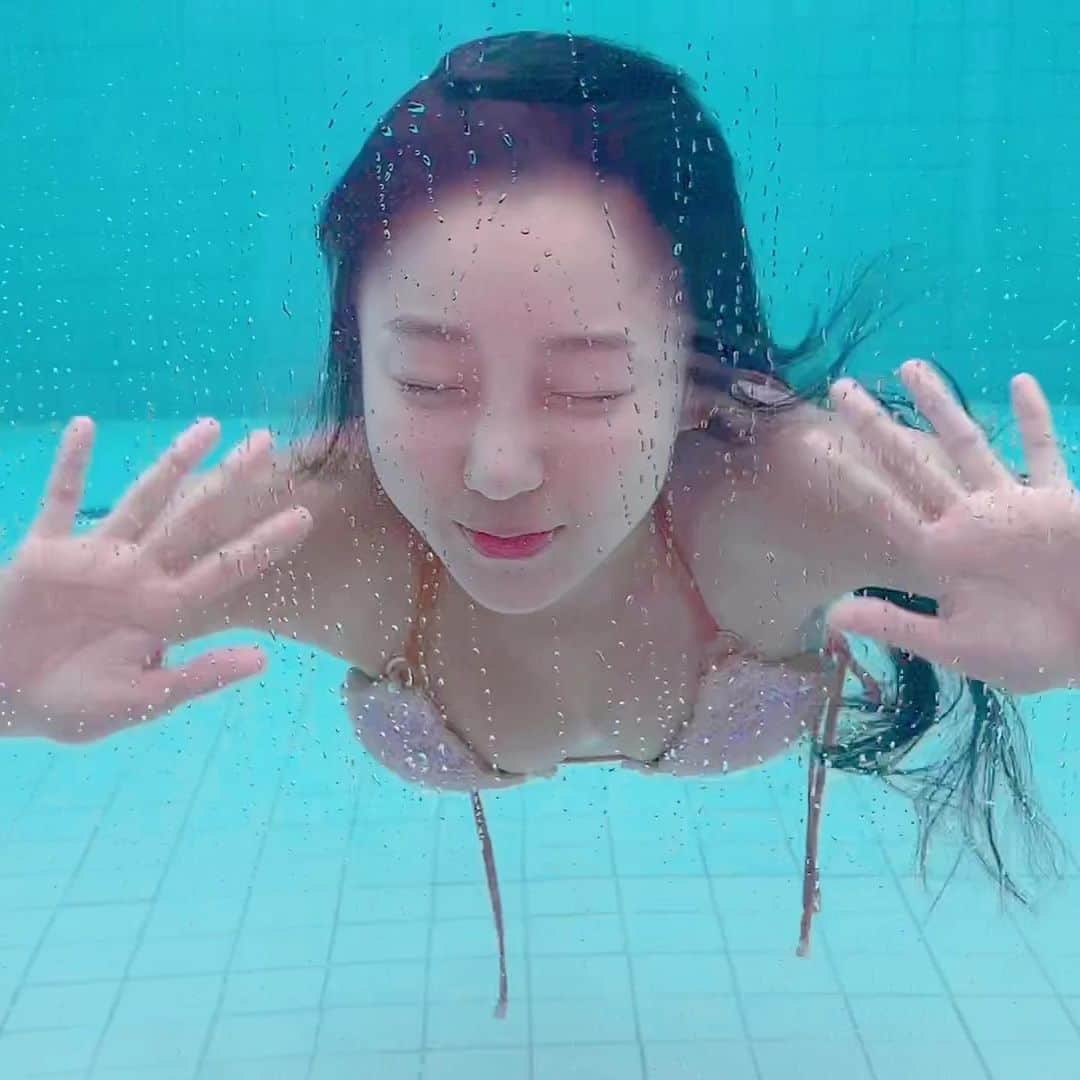 ピョ・ウンジさんのインスタグラム写真 - (ピョ・ウンジInstagram)「Youtube premiers tonight🍎 At 10pm (Korea Time) See u there🐬 유튜브 실시간 공개 오늘 10시! 이따 같이봐🤍 👉🏻www.youtube.com/c/djhenney」7月15日 20時22分 - pyoapple