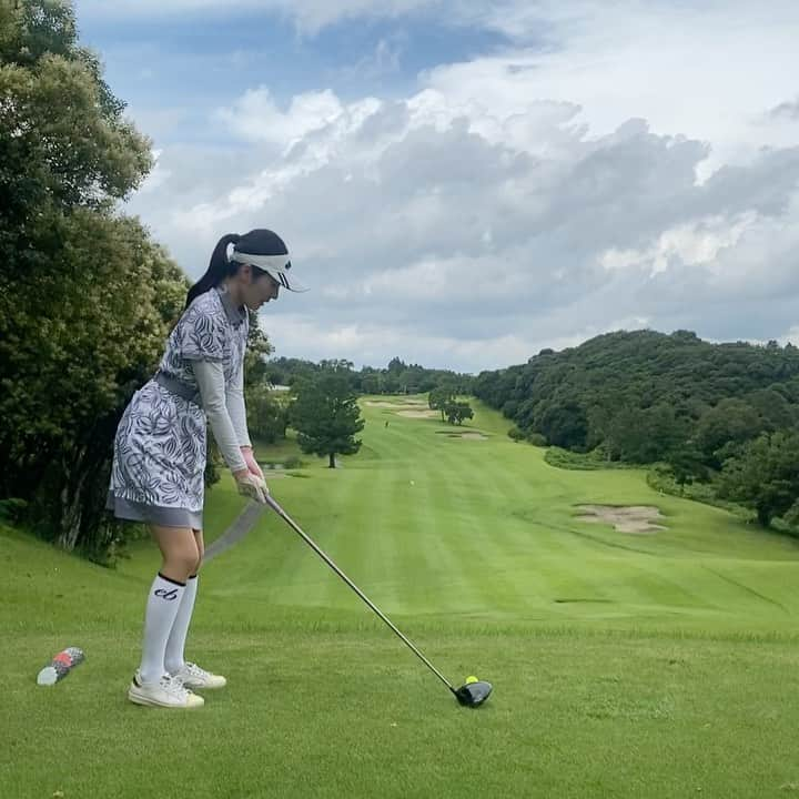 和田奈美佳のインスタグラム：「. ゴルフ場へ😊⛳️  夏目前ということで 湿気と蒸し暑さとの戦いでしたが、 最高にいい汗かけました🤤🤤  バランスを崩しながらも 結果的にナイスショットになった 動画を載せてみます😬  ウェア、サンバイザー、ソックスは @efficace_official  新作を着用致しました😊💖 上品なグレーがお気に入りです😊  #efficace #efficacehomme #ゴルフ #ゴルフ女子　#和田奈美佳」