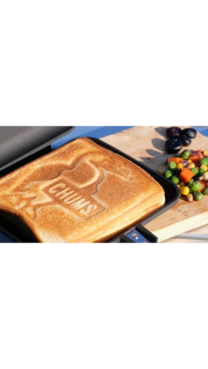 のインスタグラム：「チャムスの日本製ホットサンドメーカーを使えば食パンが3分でオシャレなサンドイッチに！  今回動画で紹介したのはオシャレなキャンプ道具を発売していることで有名なCHUMS(チャムス)から発売されているホットサンドイッチクッカーです‼️  焚火だけでなくガスコンロでも使用できるので焚火だけでなく、自宅のガスコンロでも使用可能なんです！🍳  最近キャンプで人気があるホットサンドですが、皆さんは作ったことありますか？ 手軽にオシャレなキャンプ飯を作ることができるという事でキャンプのマストアイテムになってきていますよね🥰  多くのキャンプメーカーさんが同じような値段でホットサンドメーカーを販売していますが実はそれぞれ特徴があって面白いキャンプ用品なんです！🗻🎣  今回動画で紹介したチャムスのホットサンドメーカーは他のキャンプメーカーの物とは違い、MADE IN JAPAN！ 内側はフッソ樹脂加工が施されていてこびつきづらくなっています。食品を扱うキャンプ道具なので品質には気を付けたい！という方も安心して使えると思います🇯🇵  また、取っ手の部分には程よいしなりがありますのでとても持ちやすいものになっています。  取り外し可能な蝶番仕様で洗い物も楽ちん。片側のみをフライパンのようにも使えるので、キャンプ中にオリジナル焼き目付きのパンケーキや卵焼きも作れちゃいます！🍰  キャンプ料理だけでなく、ご自宅でも使う事ができます！  キャンプに大活躍の CHUMSのホットサンドイッチクッカーの購入先  →　https://amzn.to/3z1TE86 ※IGTV上のみタップ可能  サイズ：15×35cm 重量：490g Material:本体/アルミニウム合金(フッ素樹脂膜加工) ハンドル/ステンレス、フェノール樹脂 Made in JAPAN ※IH非対応となります  ------------------- この動画はモロケンがYahooクリエイターズプログラムに投稿した過去の映像です。  Yahoo Japanのタイムライン上やAmazonの商品ページ、Twitterのタイムラインなどに投稿する30秒〜1分で「無音」が前提の広告動画を制作しています。  視聴維持率は他のトップクリエイターの平均プラスの10%の数字を毎月出しており、2019年には最も見られたクリエイターとしてYahoo! JAPANより最優秀賞を受賞しました（2019年12月20日の投稿）  「オシャレ」な動画を作れるクリエイターはごまんといますが、「最後まで見られる広告」を作れるクリエイターは少ないのではないのでしょうか‼️  無音視聴前提の動画の制作ご依頼はDMにてお問い合わせ下さい！  #キャンプ #キャンプ飯 #テント #広告  #広告代理店  #広告制作  #広告で有名になりたい」