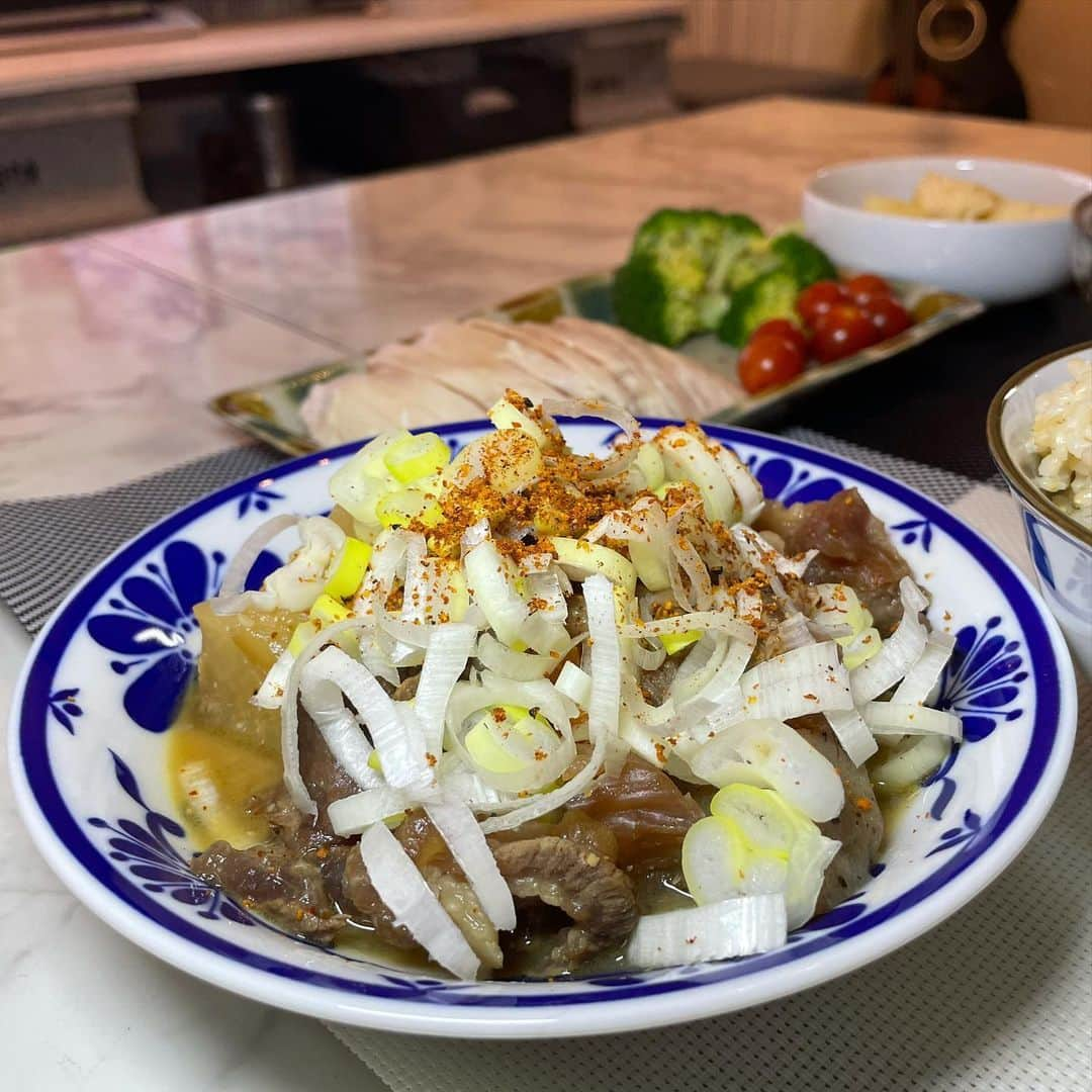 田中恵太さんのインスタグラム写真 - (田中恵太Instagram)「今日の夜ご飯！ ⁡ ⁡ ⁡ ＊牛すじ煮込み ＊茹で鶏 ＊モロヘイヤ納豆 ＊味噌汁 ＊パイナップル ⁡ 頂いた牛すじで牛すじ煮込みしました！七味唐辛子は八幡礒五郎で👍ネギ多め！！！ ⁡ ⁡ #田中恵太#fc琉球#田中食堂#fcryukyu#沖縄#沖縄市#那覇市#soccer#football#jリーグ#jleague#j2#okinawa#cooking#cookingram#簡単レシピ#アスリート飯#アスリートフード#クラシル#クックパッド#BONIQ#YouTube#youtuber#fatadapt#ご飯記録#沖縄料理#olealia#八幡礒五郎」7月15日 20時38分 - t.katy13