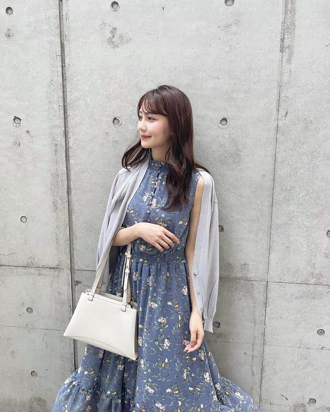 小嶋真子さんのインスタグラム写真 - (小嶋真子Instagram)「今日♡ 来週発売のワンピースを早速...🌙✨  絶妙な深みのあるブルーは、 今の時期から初秋にぴったりなカラー☺️」7月15日 20時35分 - makochan_2525