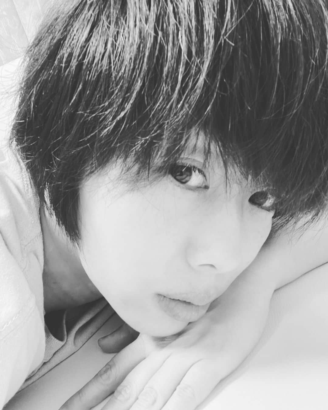 井上和香さんのインスタグラム写真 - (井上和香Instagram)「. お風呂にも入って 少しお酒も飲んで 疲れてる私は もう眠い  今日もみなさんお疲れさまでした✨  眠いけど 韓流ドラマ見ようかな  「サイコだけど大丈夫」を見終わったから 次何見ようか探し中 オジョンセさんが出演してるドラマを探そうかな . #寝る準備完了 #ボサホザヘア #眠いけど #韓流ドラマ見たい #がんばれ私 #おやすみなさい」7月15日 20時44分 - inoue_waka