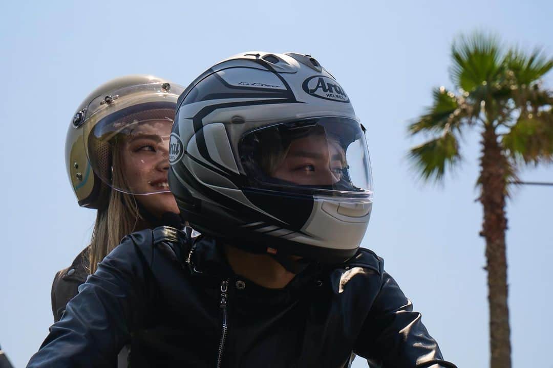 佐藤友祐 さんのインスタグラム写真 - (佐藤友祐 Instagram)「sun kissed love Music videoが公開✨✨  たくさん夏を感じてください 🌴✨✨  今年もSUZUKIの ジクサー250/ジクサーSF250に乗りました‼️  普段から愛用しているバイクで お世話になりまくりです😂  コロナ禍でバイクに乗る人が かなり急増している中で 初心者にも乗りやすいし 価格も安くて マジでオススメです！！  この前、公道で2人乗り デビューもして これからも乗り回して 安全運転でたくさん旅を したいなーと、、  いっぱいMV観て 感想くださいね☺︎  #SUZUKI #ジクサー250 #ジクサーSF250 #バイク」7月15日 20時47分 - yusuke_lol