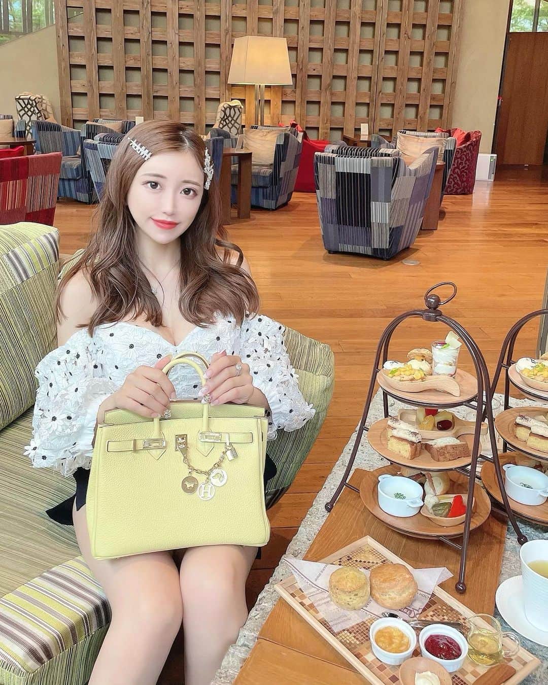のインスタグラム：「わんちゃんと泊まれる箱根のホテル💕🐶 まったり幸せな時間を過ごせたっ😚 ⁡ ⁡ #箱根 #強羅 #温泉旅行 #ハイアットリージェンシー  #ハイアットリージェンシー箱根 #アフタヌーンティー」