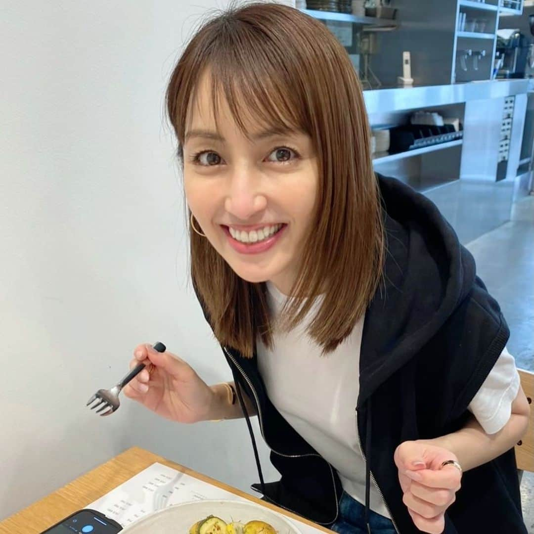 矢田亜希子さんのインスタグラム写真 - (矢田亜希子Instagram)「少し短く見える？髪の毛 #伸びた分カット#ヘアカット#前髪もね#松本さんカット#デニムとTシャツとスニーカー#楽ちん#落ち着く#私服#今年お気に入りの白Tシャツ#黒も買った 白Tシャツ#acnestudios  フーディー、デニム、スニーカー#celine」7月15日 20時57分 - akiko_yada