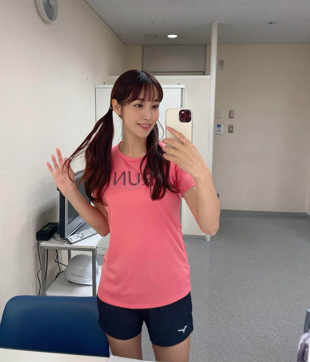 鷲見玲奈さんのインスタグラム写真 - (鷲見玲奈Instagram)「. 明日放送の新しいカギに出演します！  ぶっ飛び！飛美男くん、今回は天体観測🌠💫  "レイナちゃん"は大学生の設定なので、いつもメイクさんと一緒にレイナちゃんっぽい雰囲気を探って髪型やイヤリングなどを決めているんです😌  そして、今回まさかのツインテールに🤣 この年になって2つ結びでテレビに出るとは思いませんでした。笑  もう二度とないだろうと思い、多めに(ノリノリで)写真を撮りました🤣  明日の飛美男くんもとっても愛おしいので、ぜひご覧ください☺️  そして写真集のオンラインイベントも、一部完売は出ていますが、まだ空いている枠もあるようなのでぜひ🦀  #新しいカギ #ぶっ飛び飛美男くん」7月15日 21時13分 - sumi__reina