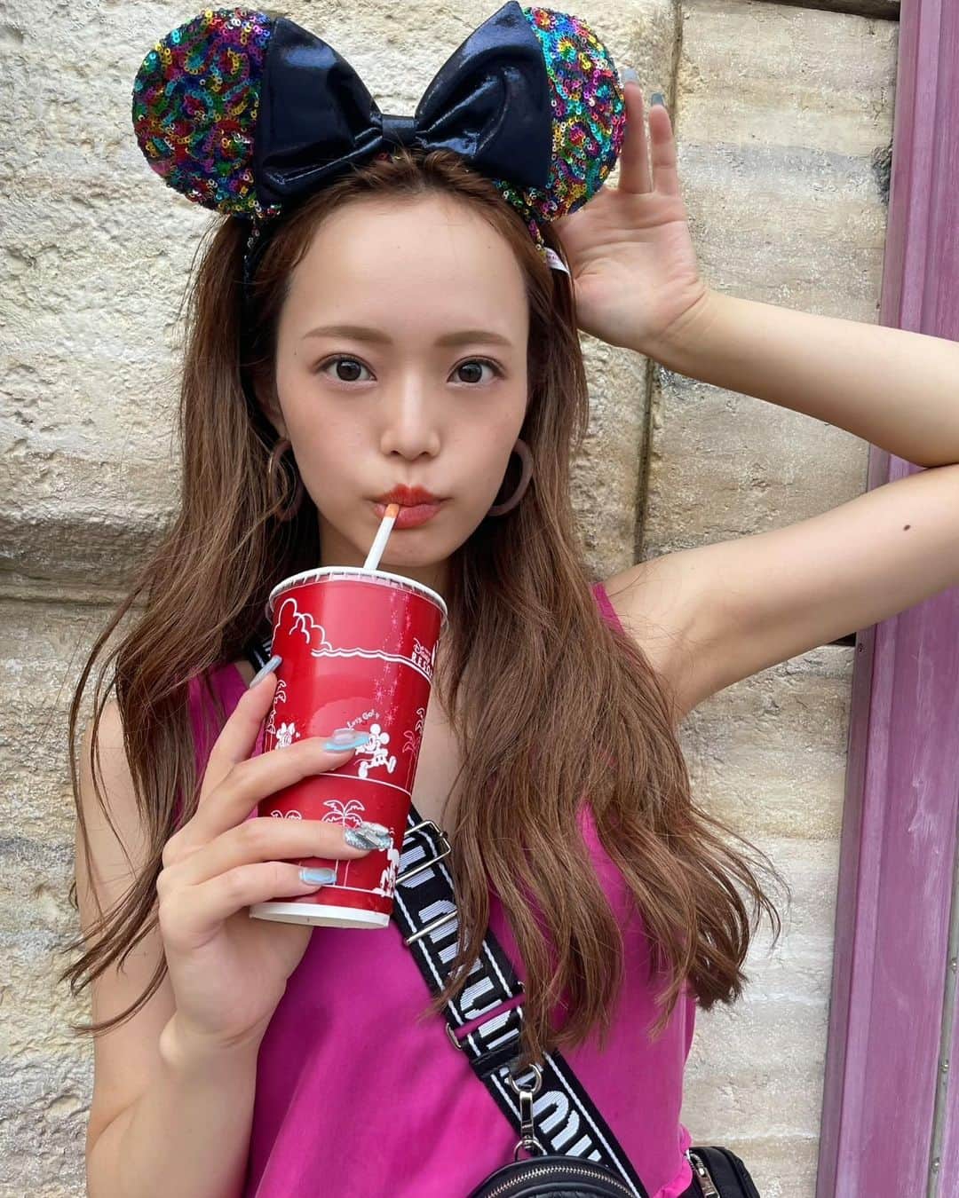 のインスタグラム：「デコ広すぎくんんんん😶‍🌫️ ⁡ 久しぶりにTDS行ってきたんだ🐠💗 楽しすぎてずっーと笑ってた👭 ⁡ 夢の国って何で あんなに素敵なんだろう😔✨ ⁡ #cyberjapan#cyberjapandancers#cjd_serina#tokyodisneysea #ミニーちゃん」