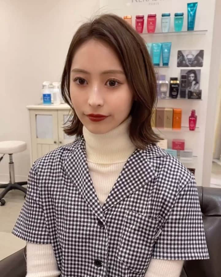 佐藤 康文のインスタグラム：「人気の外ハネヘアです✂️✨ ※ ※ before→after→arrangeの動画です ※ カットはくびれボブ ※ 前髪は2way ※ カラーはアッシュグレーです ※ 仕上げのコテはrefa32ミリを使用しました ※  #美容室#美容師#美容#撮影#撮影モデル#サロモ#サロンモデル#モデル#ヘアスタイル#ヘア#アレンジ#ヘアアレンジ#hair#cute#ガレリアエレガンテ#ヘアカタ#美容院#メイク#ヘアカラー#ヘアカタログ#作品撮り#インナーカラー#名古屋#ヘアセット#」