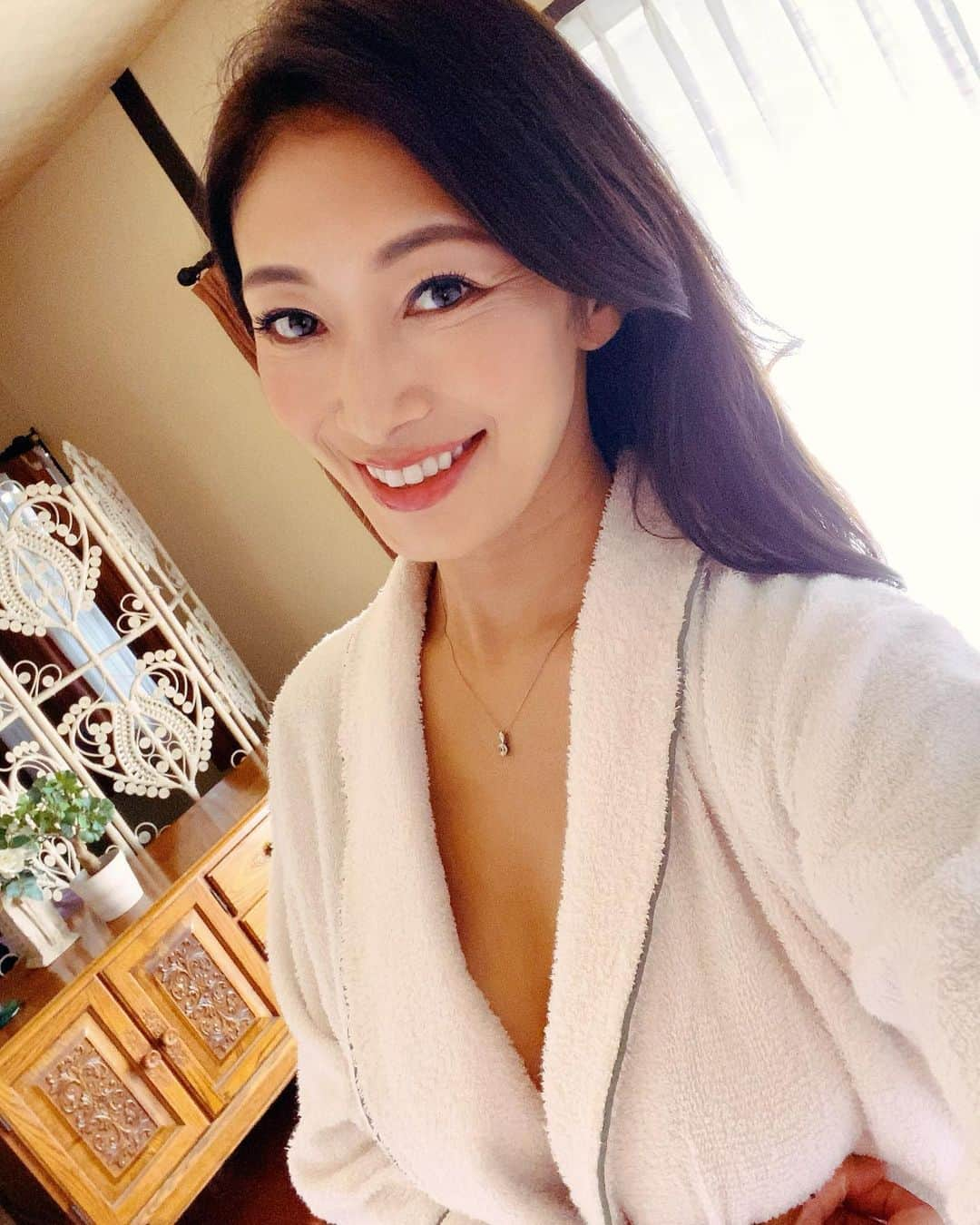 小早川怜子さんのインスタグラム写真 - (小早川怜子Instagram)「撮影のオフショット❤︎  爽健美茶、好き💓  #熟女 #セクシー女優 #AV女優 #小早川怜子 #reikokobayakawa  #黒髪　に戻したよ💓 #撮影 #AV撮影 #お楽しみに」7月15日 21時09分 - reiko.kobayakawa