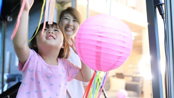 吉田ちかのインスタグラム：「Our Tanabata (Star festival) video is up! We decorated our yard and made a noodle slide for an adventurous dinner! lol   少し遅くなってしまいましたが、先程七夕の動画をアップしました🎋  お庭をデコレーションして、夜は流しそうめん！自分のアレンジバージョンながら、プリンと日本の文化を楽しみました😊💕  私たちの願い事をヒアリングして書いてくれている姿を見て、英語の成長も感じました！」