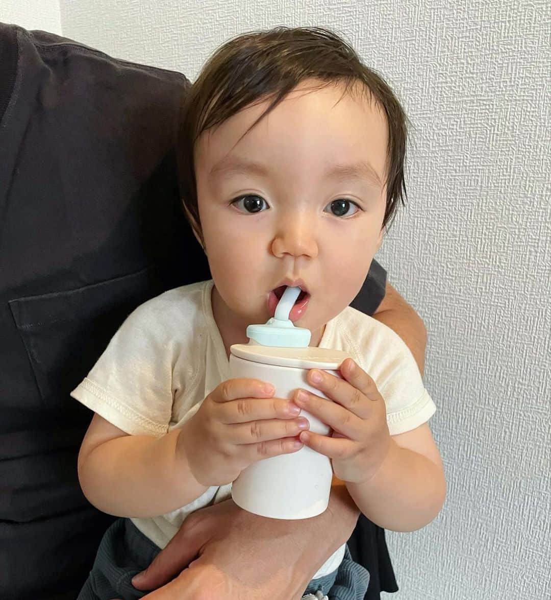愛可さんのインスタグラム写真 - (愛可Instagram)「・ 体質までお父ちゃんに似た息子よ。  朝のミルクから始まり、 信じられない量の水分を摂取しては頭から汗をかきまくっています。  本当に私の倍ぐらい飲んでないかい？ ・ そして、ずいぶんと早い時期から ストロー飲みをマスターしています。 今はこの @miniware_japan のストローのカップがお気に入り。  瞬間で横暴キャラになり、 思い切り投げ飛ばされても全然漏れていない！  拾い上げては、こちらも負けずにドヤ顔返し。 ここ最近、ぐっと知恵がついてきたようで 毎日が一歳児との攻防戦です☺️  #ストローマグ  @miniware_japan  ひっくり返せないように底に吸盤がついた、 ミールセットも愛用していますよ」7月15日 21時18分 - aikick